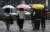 겨울비가 내린 지난 11일 우산을 쓴 시민들이 부산시 벡스코 인근을 걷고 있다. 기상청은 오늘(13일) 아침 기온이 전날보다 5~10도가량 떨어져 추울 것으로 전망했다. [뉴스1]