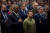 군사 지원 호소를 위해 미국을 찾은 볼로디미르 젤렌스키 우크라이나 대통령(가운데)이 11일(현지시간) 워싱턴에 있는 국방대에서 로이드 오스틴 국방장관(왼쪽)과 나란히 섰다. [로이터=연합뉴스]