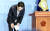 장제원 국민의힘 의원이 12일 오전 국회 소통관에서 22대 총선 불출마 기자회견에 앞서 인사하고 있다. 김성룡 기자