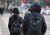 비가 그치며 아침 기온이 전날보다 큰 폭으로 떨어진 13일 오전 서울 종로구 광화문네거리에서 시민들이 외투모자를 쓰고 신호를 기다리고 있다. 연합뉴스