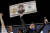 하비에르 밀레이 대통령이 지난달 16일(현지시간) 아르헨티나 코르도바에서 열린 마지막 선거 유세에서 자신의 얼굴이 새겨진 100달러 지폐 표지판을 들고 만세하고 있다. AP=연합뉴스