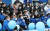 지난해 3월 이재명 당시 더불어민주당 대선 후보가 서울 종로구 보신각터에서 열린 '우리 모두를 위해, 성평등 사회로' 유세에서 여성 지지자들 및 의원들과 기념촬영하고 있다. 국회사진기자단
