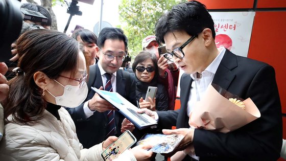 지난 17일 한동훈 법무부 장관이 대구를 찾았을 당시 대구시민들의 사인 요구가 이어지자 한 장관은 서울행 기차표를 취소하고 3시간 동안 사인을 이어갔다. 뉴스1