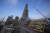 노트르담 대성당의 첨탑이 지난 8일(현지시간) 비계 구조물으로 보호된 채 복구되고 있다. AP=연합뉴스