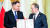  13일(현지시간) 폴란드 바르샤바에서 안제이 두다 대통령(왼쪽)이 도날트 투스크(오른쪽) 신임 총리에게 임명장을 전달하고 있다. 로이터=연합뉴스
