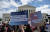 지난 4월 15일(현지시간) 미국 워싱턴 DC 연방대법원 앞에서 시위대가 낙태권을 지지하는 집회를 하고 있다. AFP=연합뉴스