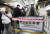 지난 4일 출근길 서울 지하철 3호선 경복궁역에서 에스컬레이터가 오작동해 시민 10여명이 넘어지는 사고가 발생했다. 이날 오전 사고가 발생한 에스컬레이터에 통제선이 설치돼 있다. 연합뉴스