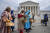 지난 7일 미국 워싱턴 대법원 앞에서 재연된 아기예수의 탄생 이야기. [AP=연합뉴스]