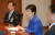 2016년 12월 9일 국회에서 탄핵소추안이 가결된 직후 박근혜 대통령이 청와대에서 국무위원 간담회를 소집해 발언하고있다. 중앙포토
