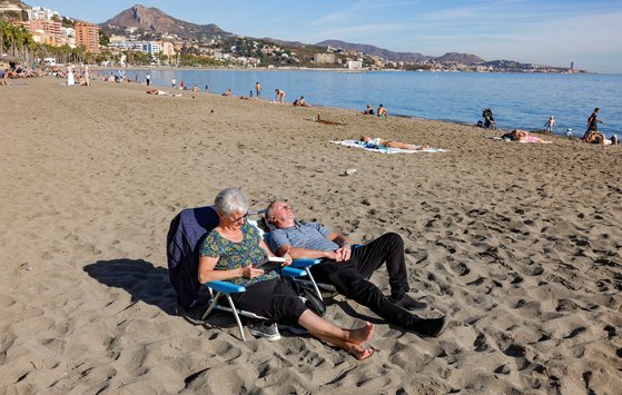 스페인 남부 말라가의 해변에서 12일 일광욕을 즐기는 사람들. 로이터=연합뉴스
