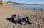 스페인 남부 말라가의 해변에서 12일 일광욕을 즐기는 사람들. 로이터=연합뉴스