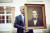 올리비에 크루그 디렉터가 크루그 하우스의 창립자이자 자신의 6대조부인 조셉 크루그 초상화를 들고 포즈를 취했다. [사진 크루그]