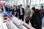 후난(湖南)성 주저우(株洲)시 국제컨벤션센터에서 관계자가 지난 8일 관람객에게 열차 모형을 설명하고 있다. 신화통신 