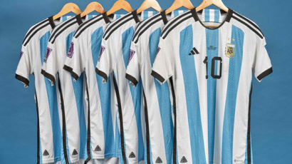 메시의 카타르 월드컵 우승 유니폼, 소더비 경매서 100억원에 낙찰