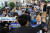 6월 4일 서울 여의도 더불어민주당 중앙당사에서 열린 '더민주전국혁신회의'(혁신회의) 출범식에서 참석자들이 구호를 외치고 있다.   연합뉴스