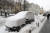 15일(현지시간) 러시아 모스크바에서 사람들이 눈 덮인 차 옆을 지나가고 있다. 기상학자들에 따르면 수십 년 만에 가장 큰 눈 중 하나가 러시아의 수도를 뒤덮었다. EPA=연합뉴스