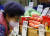 서울 시내 한 전통시장 채소가게에서 시민들이 양파 등 채소를 고르고 있다.   연합뉴스