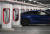 독일 베를린의 한 주차장 충전소에서 충전 중인 테슬라 전기차. AFP=연합뉴스