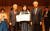 제33회 '재능시낭송대회' 대상 수상자 권예성씨(가운데)가 박성훈 재능그룹회장(왼쪽), 유자효 한국시인협회장(오른쪽)과 함께 수상 기념 촬영을 하고 있다.