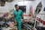 지난 17일 가자지구 남부 칸 유니스의 한 병원에서 이스라엘의 포격으로 한 남성이 병실에서 피해 상황을 살펴보고 있다. AFP=연합뉴스