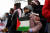 한 소녀가 17일 미국 보스턴에서 열린 가자지구에 대한 이스라엘의 공습을 멈춰달라는 시위에 참여해 팔레스타인 국기를 들고 있다. 로이터=연합뉴스