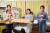 이유민(맨 왼쪽)·오윤서 학생기자가 서울중앙혈액원 내 헌혈의집에서 헌혈자가 어떻게 헌혈하는지 알아봤다.