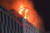 17일 인천 공단소방서 등에 따르면 이날 오후 9시 1분께 인천시 남동구 논현동 지하 3층, 지상 18층짜리 호텔(80410㎡)의 필로티 주차장에서 불이 났다.   이날 화재 현장이 촬영된 영상에는 불이 난 호텔 건물 옥상에서 바로 옆 건물 옥상으로 사람들이 뛰어내리는 긴박한 모습이 담기기도 했다.연합뉴스