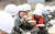 산불 진화 현장에서 전투식량을 먹고 있는 육군 장병들. 국방일보