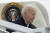 조 바이든 미국 대통령이 17일(현지시간) 델라웨어주 공군기지에 들어서고 있다. AP=연합뉴스