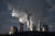 지난달 28일(현지시간) 독일 서부 뉴라스에 위치한 독일 RWE의 석탄 화력 발전소와 풍력 발전기의 모습. AFP=연합뉴스