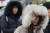 지난 17일 아침 최저기온이 영하 12도까지 떨어진 18일 서울 광화문광장에서 시민들이 두꺼운 옷을 입은 채 출근하고 있다. 뉴스1