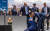 조 바이든 미국 대통령이 지난 6월 1일(현지시간) 콜로라도주 콜로라도스프링스의 미 공군사관학교 졸업식장에서 넘어져 부축을 받고 있다. AP=연합뉴스