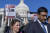 로 칸나(오른쪽) 미 하원의원이 지난 14일 가자 지구의 평화를 촉구하는 집회에 참석 중이다. AP=연합뉴스