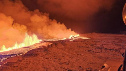 지면 갈라지고 용암 줄줄…'붉은 지옥불' 뒤덮인 아이슬란드 