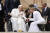 프란치스코 교황이 지난 5월 바티칸 광장에서 신혼부부를 만나 이야기를 나누고 있다. AP=연합뉴스