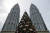 말레이시아 쿠알라룸푸르의 페트로나스 트윈 타워 앞에 크리스마스 트리가 설치돼 있다. EPA=연합뉴스