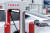 지난 13일 미국 플로리다주 마이애미의 한 테슬라 수퍼차저 충전소에서 테슬라 모델 Y를 충전하는 모습. EPA=연합뉴스
