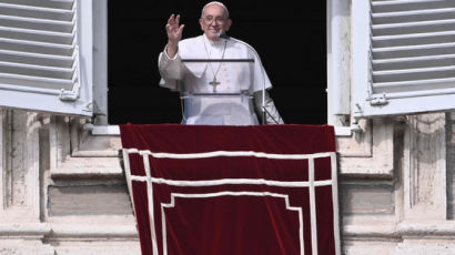 교황, 동성커플에 사제 축복 승인…“하느님은 모든 이 환영”
