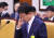 박상우 국토교통부 장관 후보자가 20일 오전 국회에서 열린 인사청문회에서 안경을 고쳐 쓰고 있다. 연합뉴스