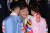 박근혜 대통령이 2013년 5월 5일 오후 미국 뉴욕의 아스토리아호텔 그랜드볼륨에서 열린 뉴욕동포 간담회장에서 남녀 어린이로부터 환영 꽃다발을 받고 포옹하고 있다. 중앙포토