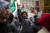 지난 17일(현지시간) 미국 워싱턴DC에서 친 팔레스타인 시위자가 깃발을 흔들고 있다. 로이터=연합뉴스