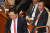 국민의힘 김기현 전 대표가 21일 국회에서 열린 본회의에서 동료 의원들과 인사하고 있다. 오른쪽은 윤재옥 대표 권한대행. 연합뉴스