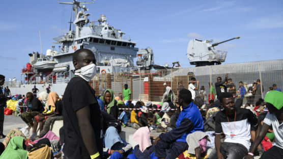 EU, 책임 분담하는 '新 이민·난민 협약' 타결…"돈 주고 난민 막을 수도" 비판 