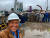 마이크 로우(앞줄)가 블루칼라 노동자들과 함께 사진을 찍고 있다. 사진 X(옛 트위터)캡처 