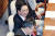 김기현 전 국민의힘 대표가 사퇴 8일 만인 21일 오후 국회 본회의장에 출석해 동료 의원들과 인사하고 있다. 김성룡 기자