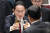 기시다 후미오 일본 총리가 지난 18일 도쿄에서 열린 일본-아세안 협력 50주년 기념 오찬에서 조코 위도도 인도네시아 대통령과 건배하고 있다. EPA=연합뉴스