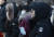 체감기온이 영하 20도 밑으로 떨어진 2023년 12월 21일 오전 서울 종로구 광화문광장 인근에서 시민들이 입김을 내며 서 있다. 연합뉴스