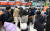 21일 오후 제주공항에 폭설과 강풍이 불면서 항공편이 무더기로 결항한 가운데 이용객들이 항공편 변경을 위해 줄을 서서 기다리고 있다. 연합뉴스