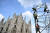 이탈리아 북부 밀라노의 두오모 대성당 앞에 대형 스크린용 비계를 설치하는 모습. AFP=연합뉴스