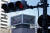 도사바의 로고가 그려진 도쿄의 도시바 그룹 본사 건물 앞 거리에 빨간 신호등이 켜져 있다.. [로이터=연합뉴스] 